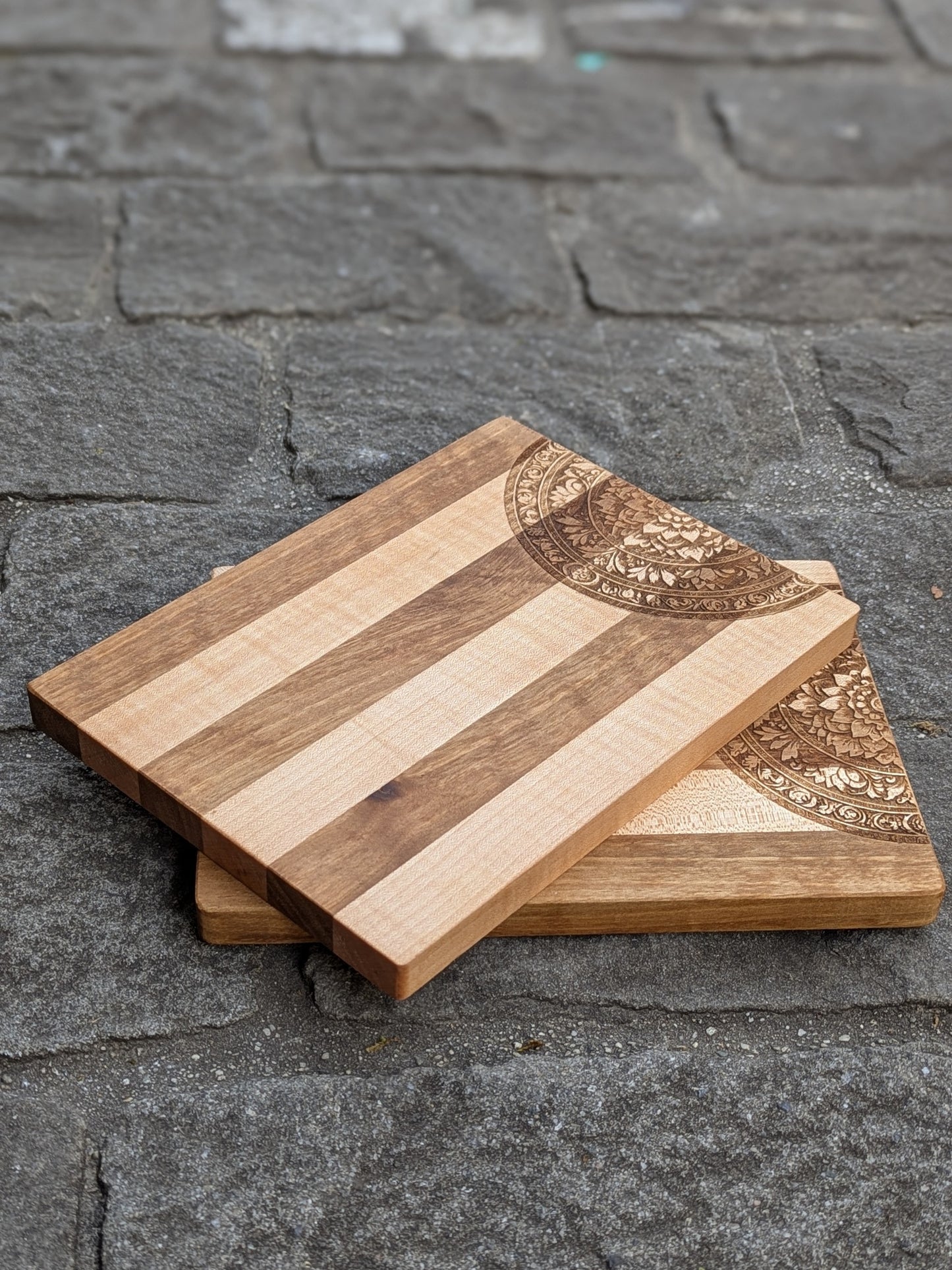 Streifenbrett Mandala – Ahorn & Nussbaum