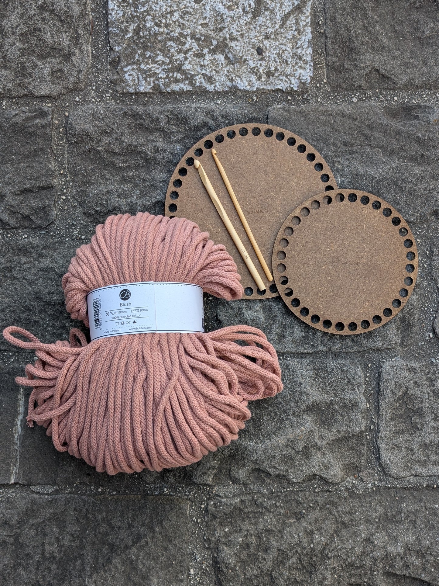 Häkelkorb-Set mit Holzplatte, Häkelnadeln & Garn – Farbe Blush