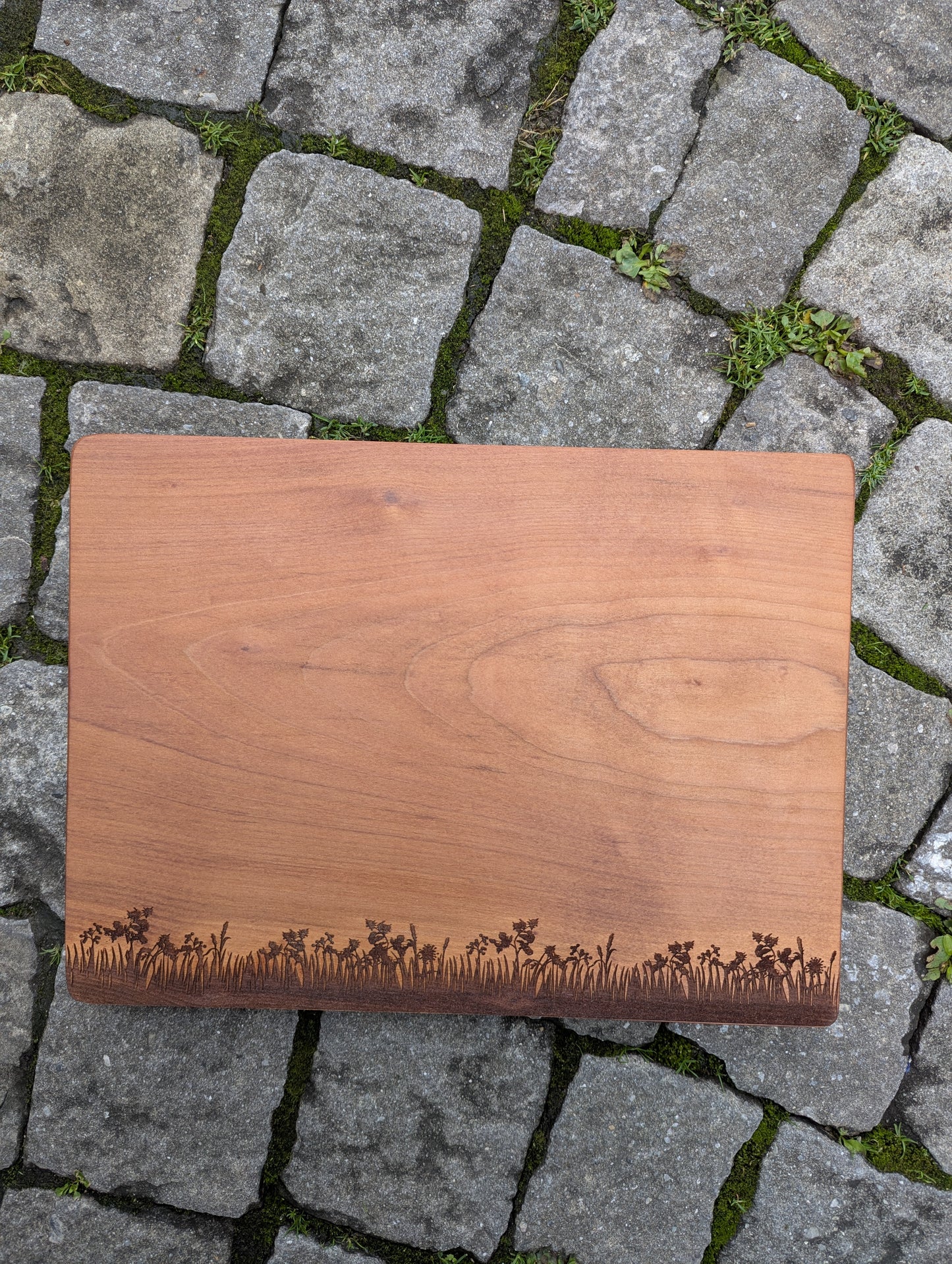 Kirschhazbrett mit Gravur "Blumenwiese"