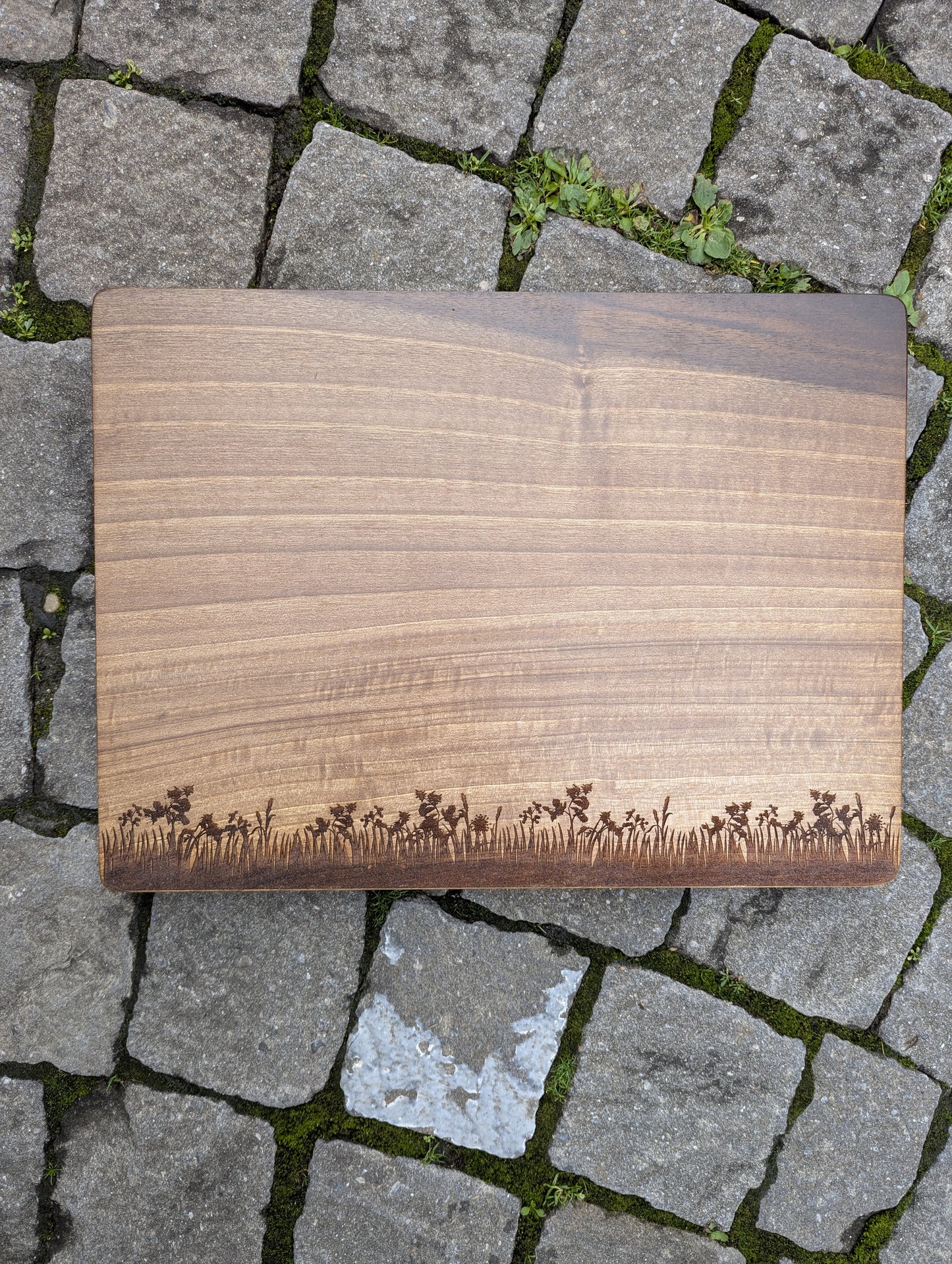Nussbaum Brett mit Gravur „Blumenwiese“